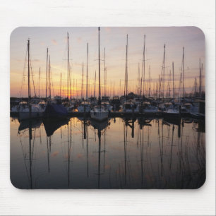 Zeilboten in haven met tegenlicht. muismat