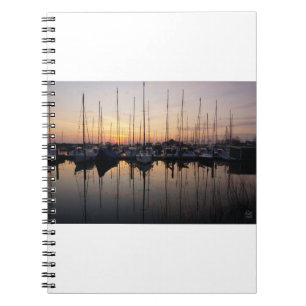 Zeilboten in haven met tegenlicht. notitieboek