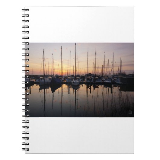 Zeilboten in haven met tegenlicht. notitieboek (Voorkant)