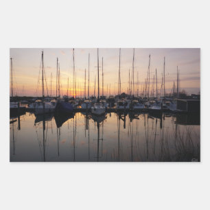 Zeilboten in haven met tegenlicht. rechthoekige sticker