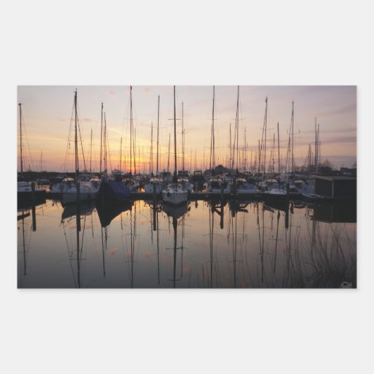 Zeilboten in haven met tegenlicht. rechthoekige sticker (Voorkant)