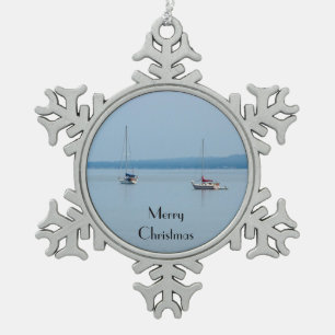 Zeilboten op de rivier tin sneeuwvlok ornament