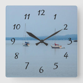 Zeilboten op de rivier vierkante klok