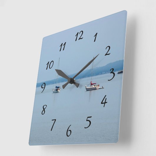 Zeilboten op de rivier vierkante klok (Hoek)