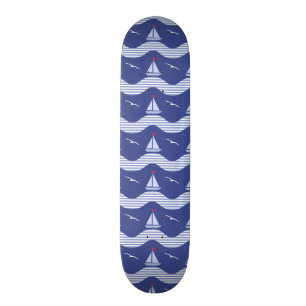 Zeilboten op een gestreept Zee Skateboard