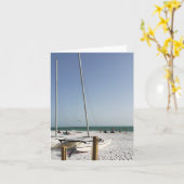 Zeilboten op het strand blanco briefkaart (Gele Bloem)