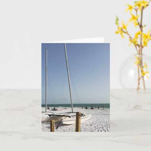 Zeilboten op het strand blanco briefkaart (Gele Bloem)