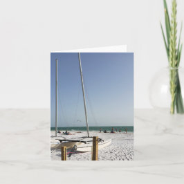 Zeilboten op het strand blanco briefkaart