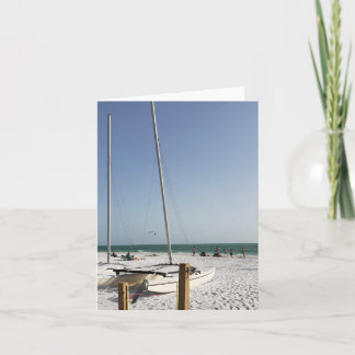 Zeilboten op het strand blanco briefkaart