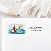 Zeilboten op Ocean Waves Zomer Strand Thema Aangep Etiket (Insitu)