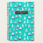 Zeilboten Patroonroze en Blauwgroen Planner<br><div class="desc">Patroon met afbeelding van roze en gele zeilboten boven de blauwgroen achtergrond. Pas de tekst vooraan aan.</div>
