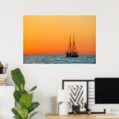 Zeilen aan de Middellandse Zee op zonsondergang Poster (Thuiskantoor)