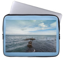 Zeilen die over de rotsen vliegen