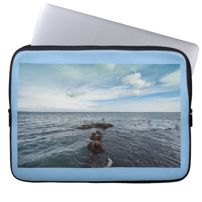 Zeilen die over de rotsen vliegen laptop sleeve (Voorkant)