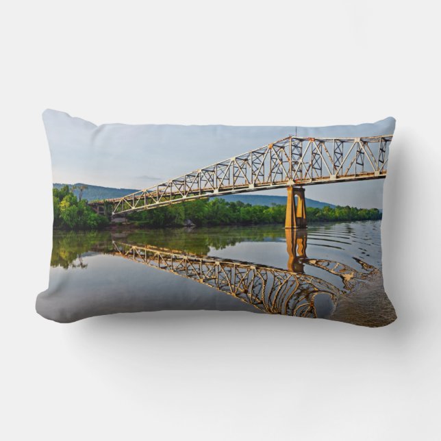 Zeilen onder een brug over de rivier de Tennessee Kussen (Voorkant)