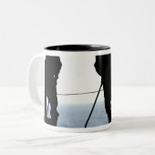 Zeilen vegen de hangar uit tweekleurige koffiemok (Voorkant links)