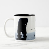 Zeilen vegen de hangar uit tweekleurige koffiemok (Links)