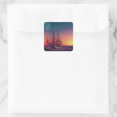 Zeilend schip naar de zon vierkante sticker (Tas)