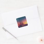 Zeilend schip naar de zon vierkante sticker (Envelop)