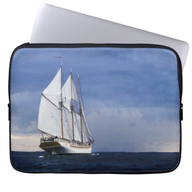 Zeilend schip op het Oostzeegebied Laptop Sleeve (Voorkant)