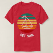 Zeilend  zonsondergang met zeilboot t-shirt (Design voorkant)