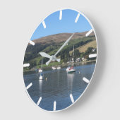 Zeilende boten in een baai in Sunny Scotland. Grote Klok (Hoek)