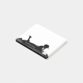 Zeilige Jonge Vrouw Leest een Boek met Naam Post-it® Notes (Schuin)