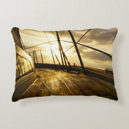 Zeiljacht bij ochtendzon met wolken lucht. accent kussen
