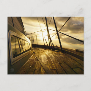 Zeiljacht bij ochtendzon met wolken lucht. briefkaart