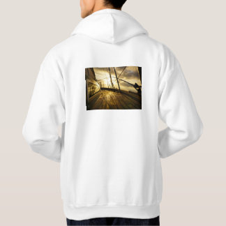 Zeiljacht bij ochtendzon met wolken lucht. hoodie