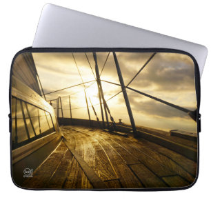 Zeiljacht bij ochtendzon met wolken lucht. laptop sleeve