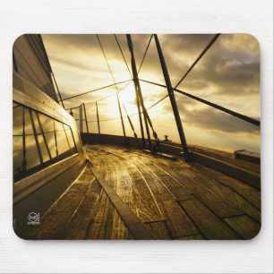 Zeiljacht bij ochtendzon met wolken lucht. muismat