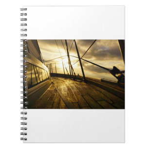 Zeiljacht bij ochtendzon met wolken lucht. notitieboek