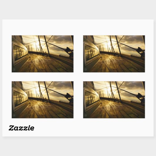 Zeiljacht bij ochtendzon met wolken lucht. rechthoekige sticker (Vel)