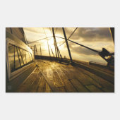 Zeiljacht bij ochtendzon met wolken lucht. rechthoekige sticker (Voorkant)