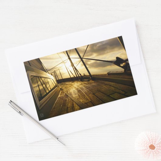 Zeiljacht bij ochtendzon met wolken lucht. rechthoekige sticker (Envelop)