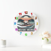 Zeilsereniteit: Man stuurboot over het meer Grote Klok (Huis)