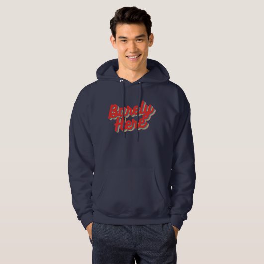 Zelden hier / rood hoodie (Voorkant volledig)