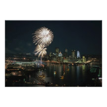 ZELDEN-Pittsburgh 's nachts met vuurwerk