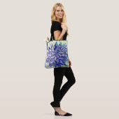 Zeldzame Blauwe Dahlia Tote Bag (Op model)
