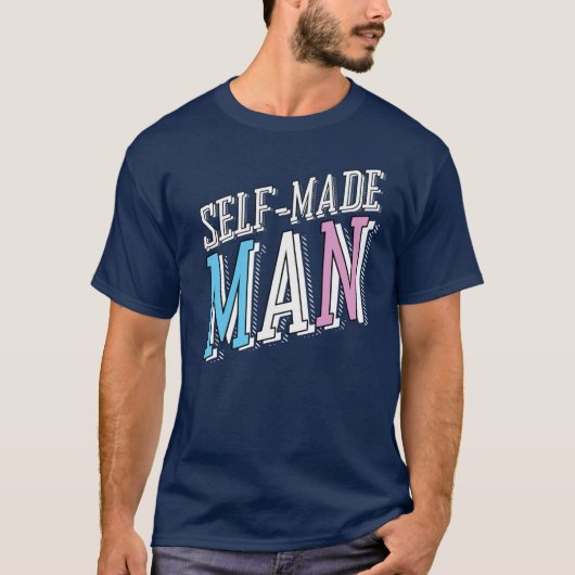 ZELFDE MAN (TRANS PRIDE) T-SHIRT (Voorkant)