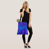 Zelfexpressie Paars Blauw Patroon Tote Bag (Op model)