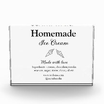 Zelfgemaakt ijs en ingrediënten gemaakt met liefde