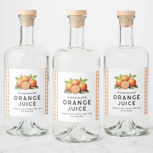 Zelfgemaakt oranje sap met sinaasappels en bladere likeurfles etiket (Flessen)