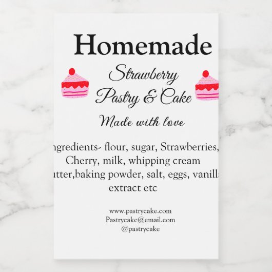 Zelfgemaakte aardbeientaart gebak gemaakt met lief voedselcontainer etiket (Enkel label)