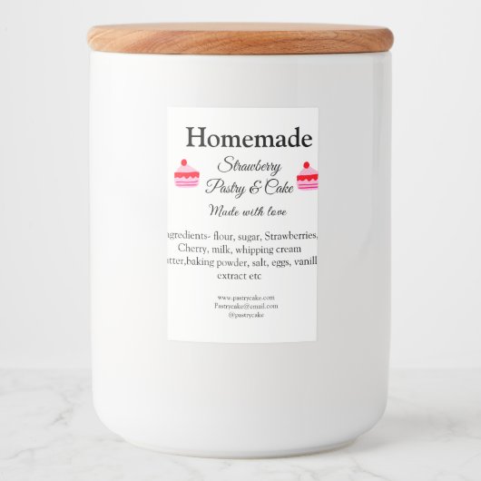 Zelfgemaakte aardbeientaart gebak gemaakt met lief voedselcontainer etiket (Voorkant)