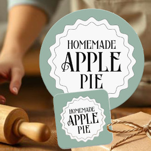 Zelfgemaakte appeltaart met gecanneleerde rand van ronde sticker