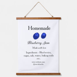 Zelfgemaakte bosbessenjam gemaakt met liefde en te hangend wandkleed