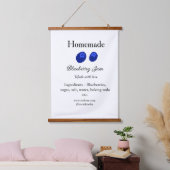 Zelfgemaakte bosbessenjam gemaakt met liefde en te hangend wandkleed (Slaapkamer)