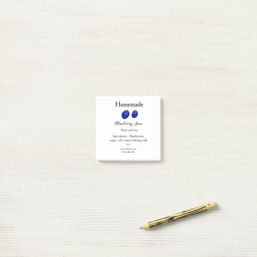 Zelfgemaakte bosbessenjam gemaakt met liefde en te post-it® notes (Op bureau)